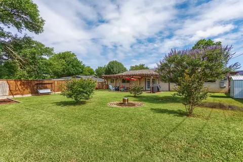 Exterior - 502 E Alexander Ln, Euless, TX 76040 photo 5 of 11