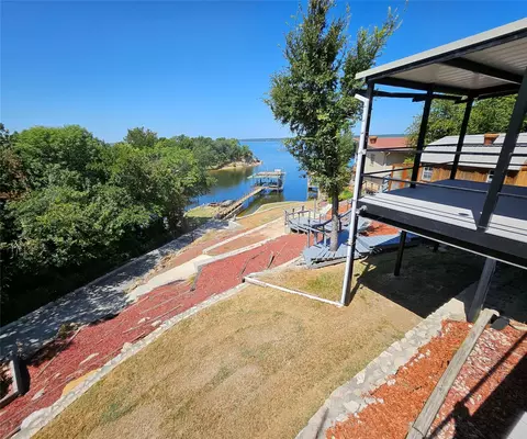 411 N Lake Shore Cir, Lake Bridgeport, TX 76426