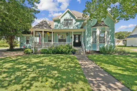 228 W Moore St, Granbury, TX 76048