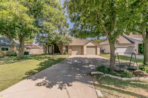 1306 Worthington St, Grapevine, TX 76051