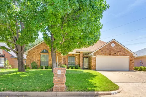 108 Sunny Meadows Dr, Burleson, TX 76028