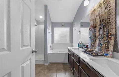 Bath - 3129 Skinner Dr, Lorena, TX 76655 photo 3 of 4