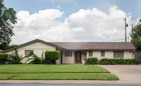 411 S Ridgeway Dr, Cleburne, TX 76033