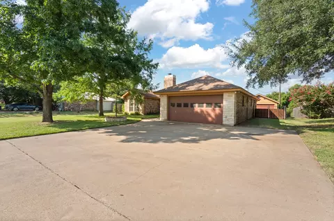 811 Mcanear St, Cleburne, TX 76033 photo 3