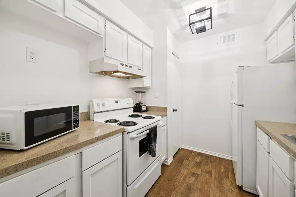 Kitchen - 8109 Skillman St #2024, Dallas, TX 75231 photo 3 of 4