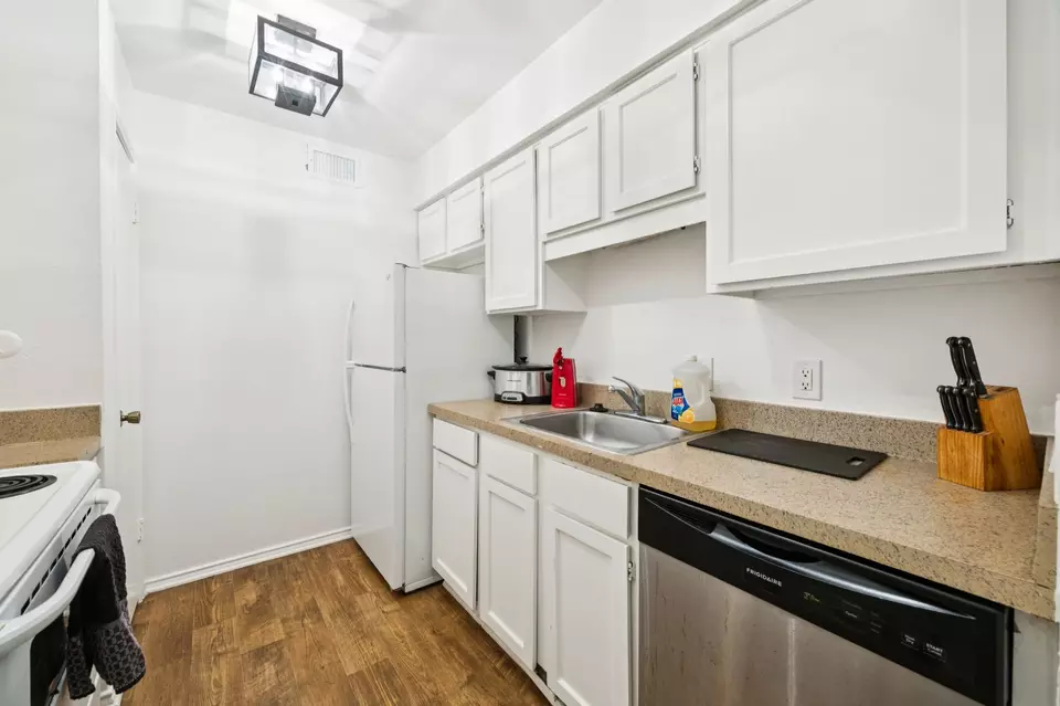 Kitchen - 8109 Skillman St #2024, Dallas, TX 75231 photo 2 of 4