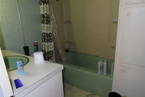 Bath - 201 North St, Springhill, LA 71075 photo 1 of 2