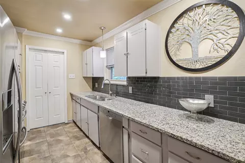Kitchen - 800 Shelmar Dr, Euless, TX 76039 photo 4 of 6