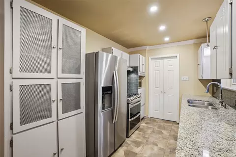 Kitchen - 800 Shelmar Dr, Euless, TX 76039 photo 3 of 6