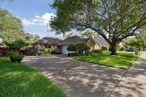 9952 Wandering Way St, Benbrook, TX 76126