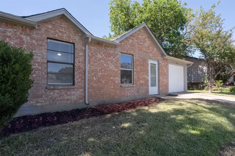 624 Black Hills Dr, Burleson, TX 76028