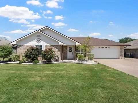 211 Broken Arrow Dr, Lacy Lakeview, TX 76705