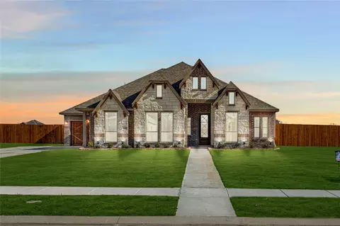 570 Crystal Lake Ln, Red Oak, TX 75154