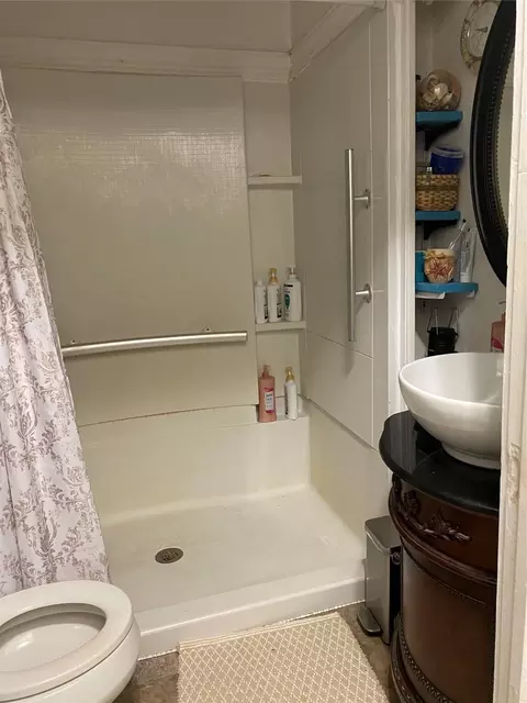 Bath - 406 Mitchell Ave, Cleburne, TX 76033 photo 1 of 1