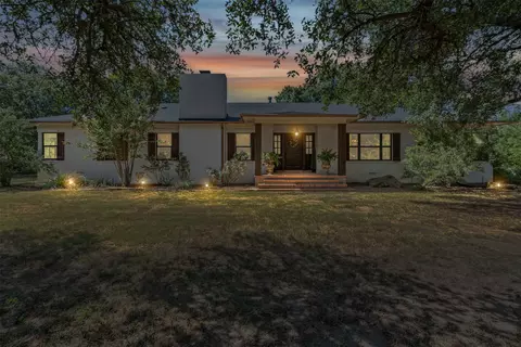 321 W Live Oak St, Jacksboro, TX 76458