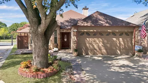 320 Fairhavens Dr, Grand Prairie, TX 75050