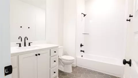 Bath - 427 Wingtail Dr, Aledo, TX 76008 photo 3 of 3