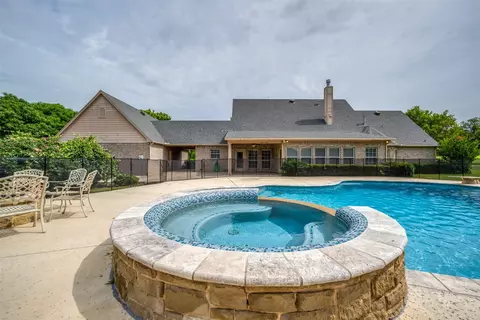 500 Navajo Ct, Runaway Bay, TX 76426