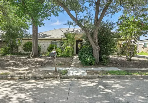 3828 Greenhills Ct E, Irving, TX 75038