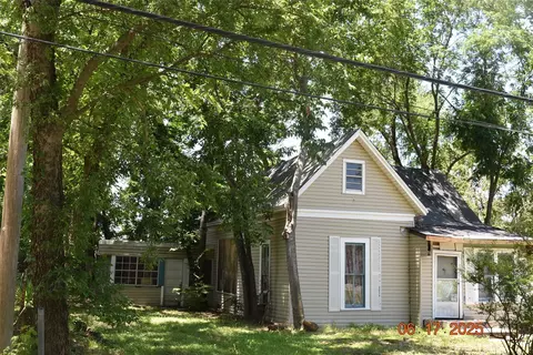300 S Jefferson St, Pilot Point, TX 76258