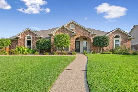 203 Silver Spur Trl, Mcgregor, TX 76657