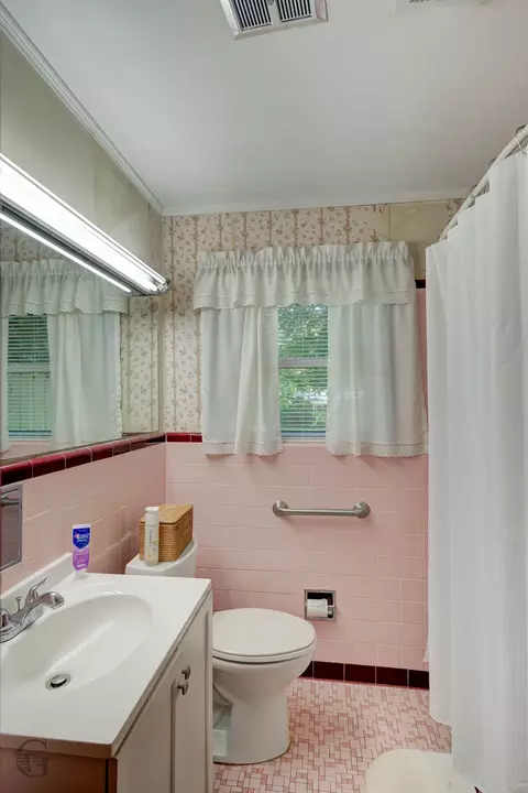 Bath - 600 9th St NW, Springhill, LA 71075 photo 1 of 1
