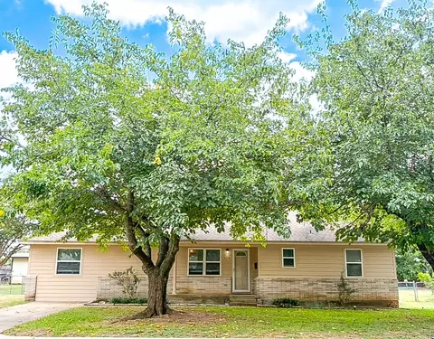 804 N Main St, West, TX 76691