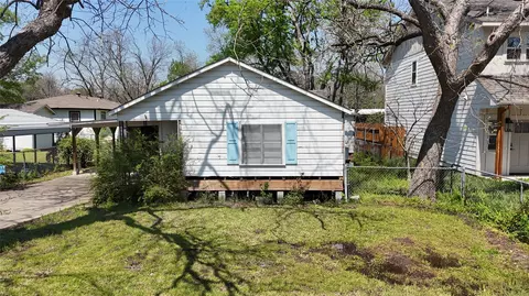 903 E 10th St, Bonham, TX 75418