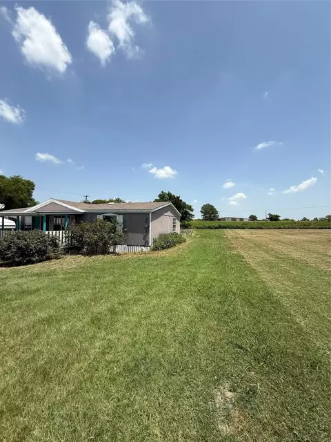 101 Christi Dr, Southmayd, TX 76268