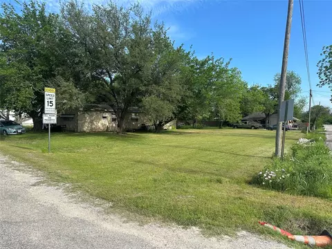 100 102 S Oak Ln, Tolar, TX 76476