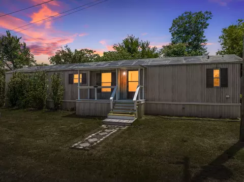 517 Poplar St, Lott, TX 76656