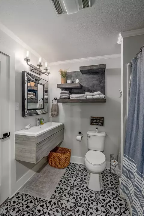 Bath - 128 Knott Dr, Many, LA 71449 photo 5 of 6