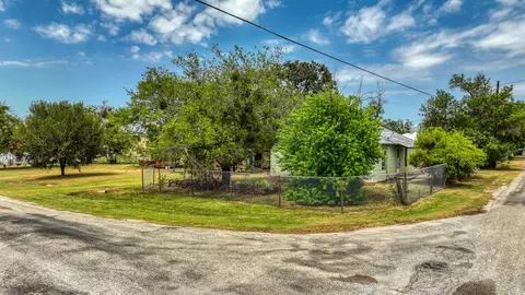 62 Travis St, Santo, TX 76472