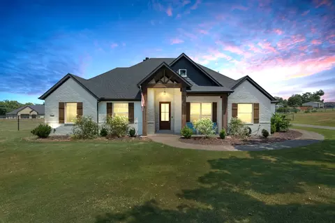 108 Creek Forest Rd, Azle, TX 76020