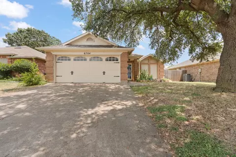 6704 Daffodil Ct, Fort Worth, TX 76137