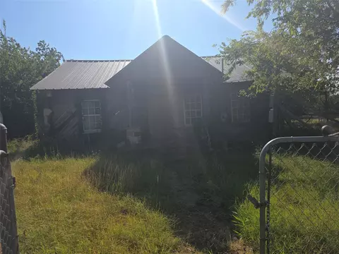 614 N Panther St, Breckenridge, TX 76424