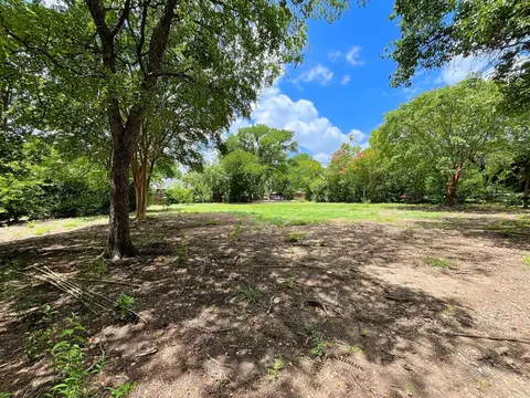 7058 Spring Valley Rd, Dallas, TX 75254