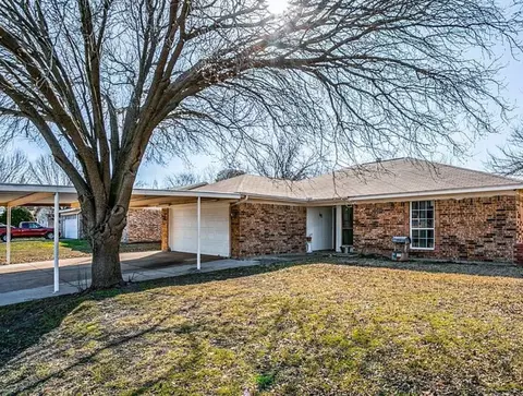 1213 Dennis Dr, Saginaw, TX 76179