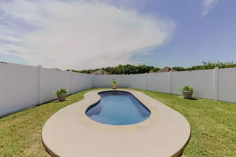 821 Quail Run Ln, Lancaster, TX 75146