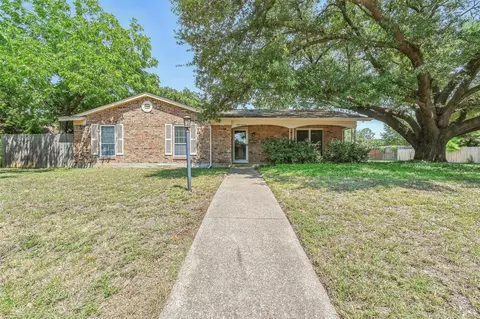 819 Clover Park Dr, Arlington, TX 76013