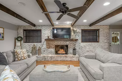 Living - 1402 N Acres Cir, Springhill, LA 71075 photo 3 of 5