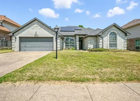 6813 Greenleaf Dr, North Richland Hills, TX 76182
