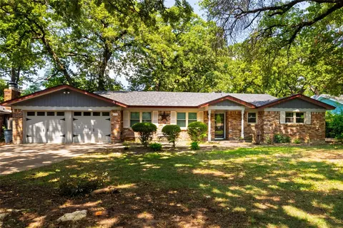 637 Post Oak Dr, Hurst, TX 76053