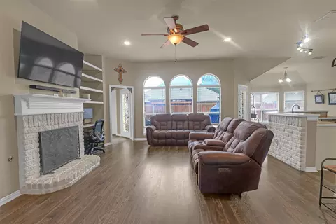 521 Acorn Ct, Saginaw, TX 76179
