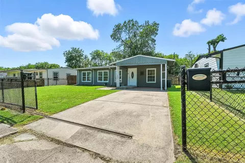 1018 Indian Hills Dr, Grand Prairie, TX 75051
