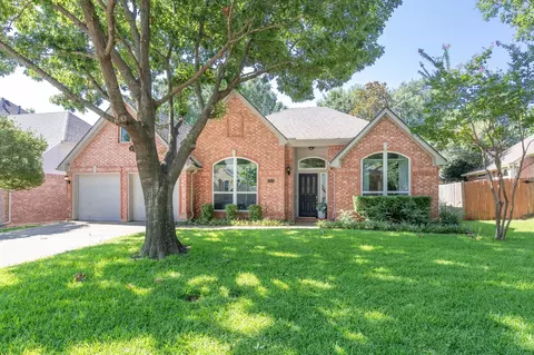 1919 Fair Field Dr, Grapevine, TX 76051