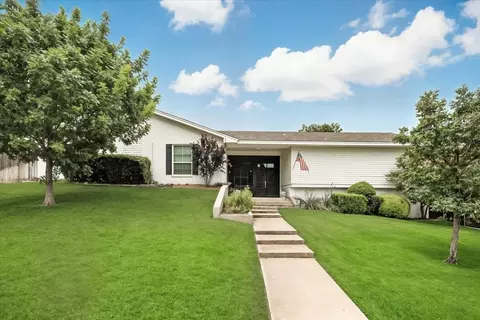 8 Crosslands Rd, Benbrook, TX 76132