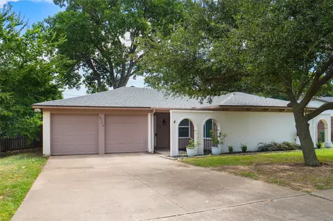 2116 Hurstview Dr, Hurst, TX 76054