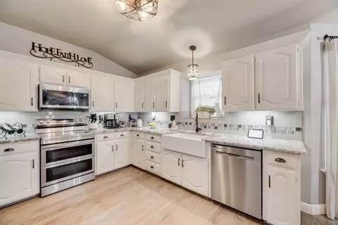 2415 Green Willow Ct, Arlington, TX 76001