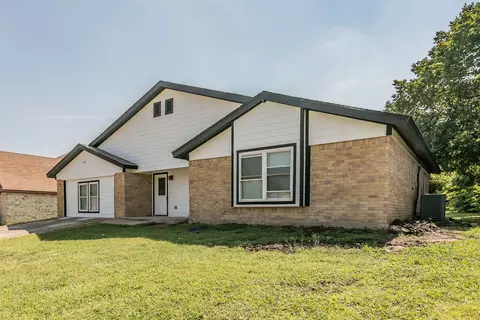 7205 Independence Ln, Forest Hill, TX 76140